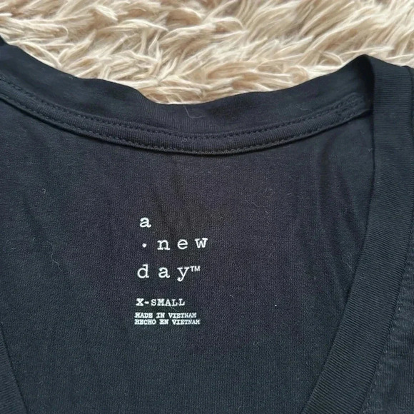 Black V neck tee - Picture 2 of 2